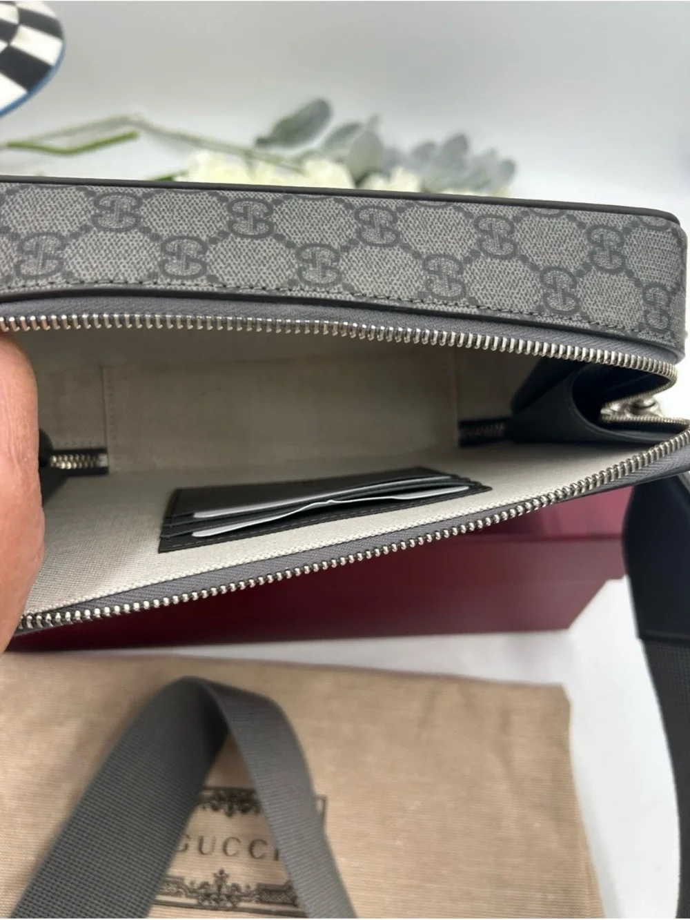 Gucci GG Supreme shoulder Bag crafted in gray and black canvas made Italy